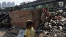 Suasana lahan parkir yang hangus terbakar di Jalan Budi Mulia Utara, Pademangan, Jakarta Utara, Rabu (24/7/2019). Kebakaran menghanguskan 14 mobil, 5 sepeda motor, dan 3 bedeng serta seorang warga mengalami luka bakar. (Liputan6.com/Immanuel Antonius)