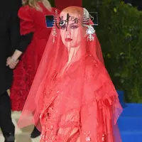 Selain itu, ia mengenakan penutup kepala dan menjuntai sampai menutupi wajahnya dengan kain berbentuk jaring-jaring. Katy juga mengenakan hiasan kepala yang menambah keunikan penampilannya. (AFP/Bintang.com)