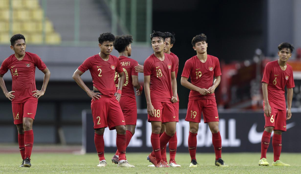 Pemain Timnas Indonesia U-19 tampak kecewa usai kalah melawan Timnas Iran U-19 pada laga uji coba di Stadion Patriot Chandrabhaga, Bekasi, Sabtu (7/9). Indonesia kalah 2-4 atas Iran. (Bola.com/Yoppy Renato)