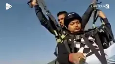 Kejadian mengerikan dialami turis yang sedang bermain paralayang di India. Tali parasutnya putus saat masih melayang di udara bersama instrukturnya.