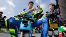 Pembalap MotoGP Andrea Iannone bersiap mengikuti balapan motor listrik mini di sirkuit Twin Ring Motegi, Jepang (12/10). (AP Photo / Shizuo Kambayashi)