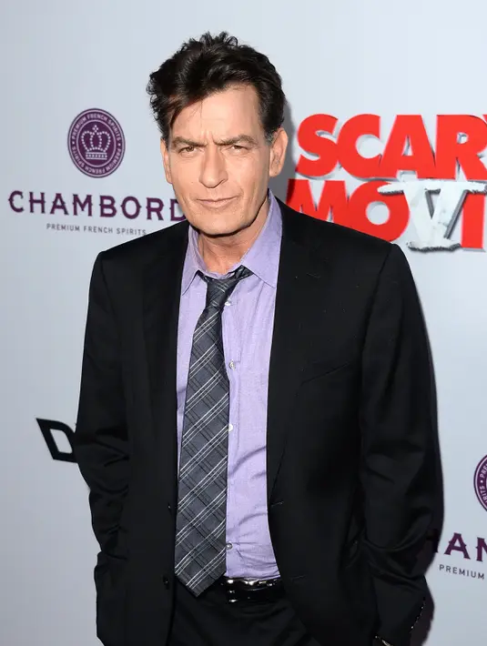 Charlie Sheen saat akan menonton pemutaran perdana "Scary Movie 5" di Hollywood, AS. (11/4/2013). Dalam acara televisi Today yang disiarkan NBC pada Selasa (17/11/2015) Charlie Sheen mengaku mengidap HIV. (AFP Photo)