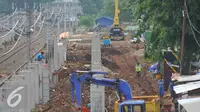 Suasana pembangunan proyek jalur kereta menuju bandara Soetta di kawasan Sudirman, Jakarta, Senin (21/11). PT KAI menargetkan jalur kereta menuju bandara Soetta akan rampung pada Semester I 2017 atau sekitar Juni-Juli 2017. (Liputan6.com/Angga Yuniar)