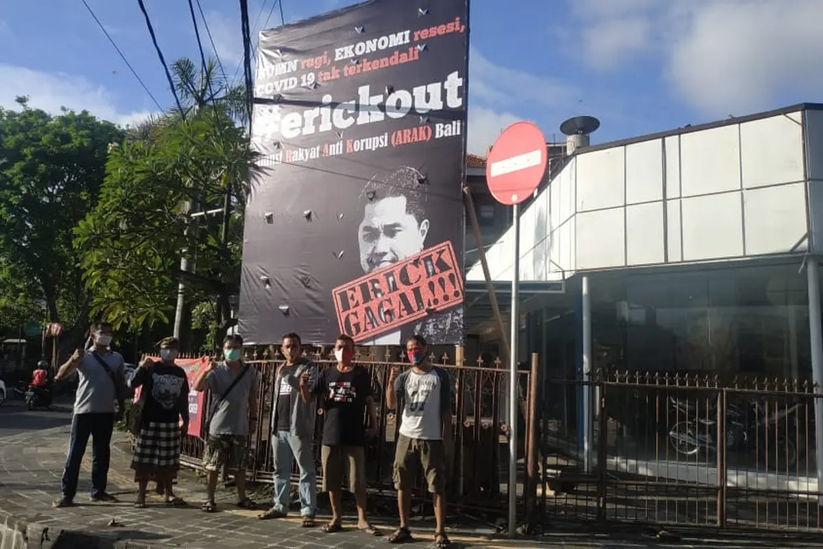 Baliho Erick Thohir Out di Bali