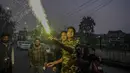 Seorang tentara paramiliter India membakar petasan untuk merayakan Diwali, festival cahaya Hindu di Srinagar, India, Senin (24/10/2022). Orang India di seluruh negeri merayakan Diwali, festival Hindu yang melambangkan kemenangan terang atas kegelapan. (AP Photo/Mukhtar Khan)