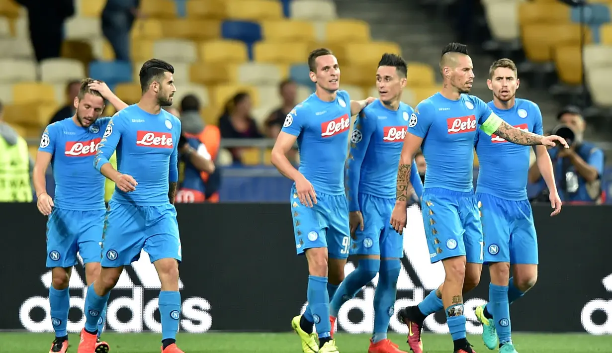 Para pemain Napoli merayakan kemenangan timnya atas FC Dynamo Kiev pada laga grup B Liga Champions di Olympiyskiy stadium, Kiev, (14/9/2016) dini hari WIB. (AFP/Sergei Supinsky)