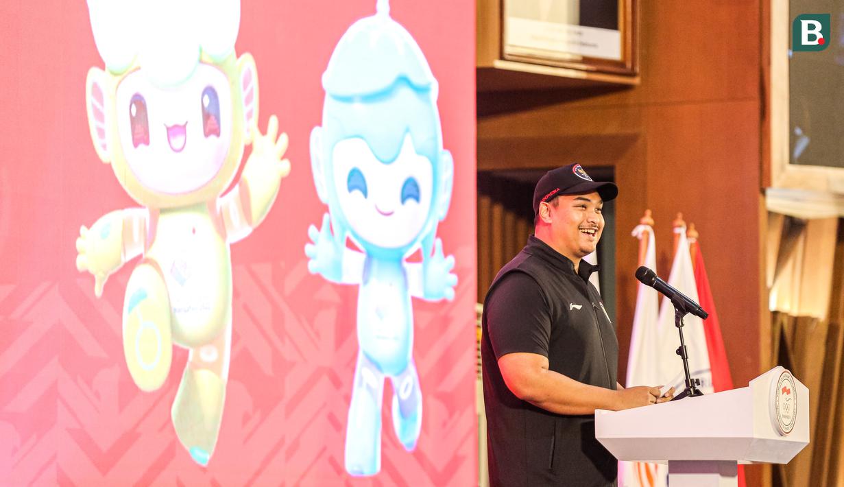 Menpora RI, Dito Ariotedjo memberikan sambutan saat pengukuhan Tim Indonesia untuk Asian Games 2022 Hangzhou di Auditorium Kementerian PUPR, Jakarta, Selasa (19/09/2023). Indonesia ditargetkan mampu membawa 12 medali emas pada Asian Games 2022 ini. (Bola.com/Bagaskara Lazuardi)