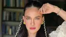 Penampilannya disempurnakan dengan gaya rambut yang ditata bergelombang dan beberapa bagian dikepang. Riasan wajah memesona merupakan hasil karya MUA Ryan Ogilvy. [Foto: Instagram/lunamaya]