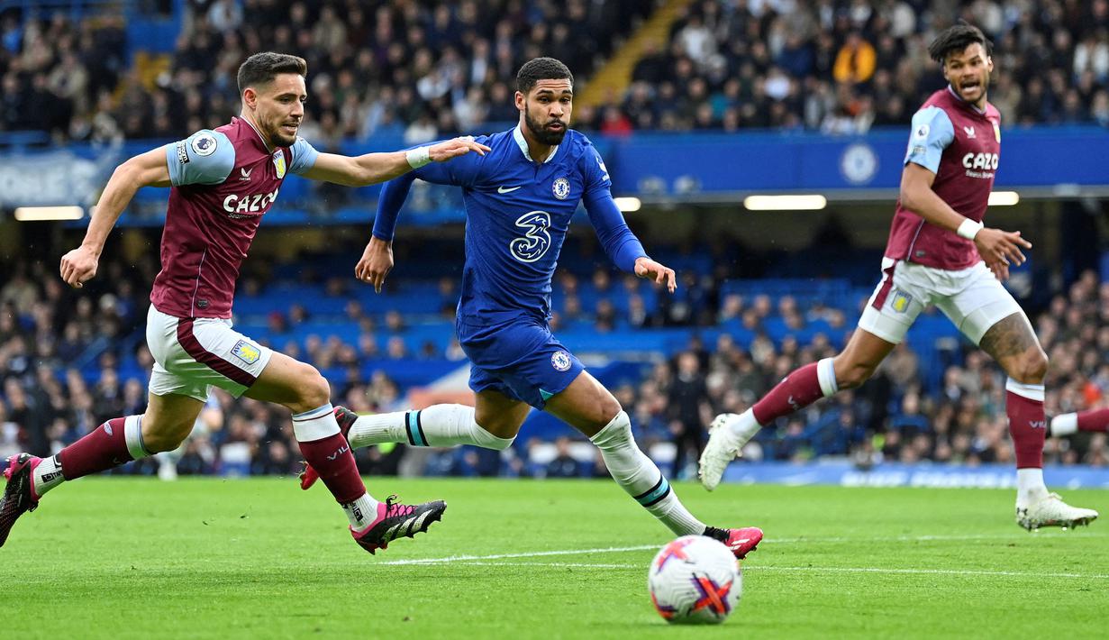Pemain Chelsea, Ruben Loftus-Cheek berusaha melewati pemain Aston Villa, Alex Moreno pada laga lanjutan Liga Inggris di Stamford Bridge, London, 1 April 2023. Pada musim 2022/2023, Loftus-Cheek mendapatkan kesempatan tampil cukup banyak. Ia tercatat telah memainkan 33 pertandingan di semua kompetisi dengan membuat dua assist. AC Milan dikabarkan tertarik memboyong sang pemain untuk pengganti Sandro Tonali. (AFP/Justin Tallis)
