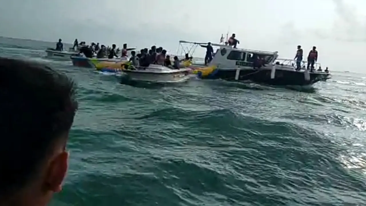 Banana Boat Diamankan Polair Polres Pandeglang Di Pantai Carita. (Minggu, 16/05/2021). (Potongan Layar Video).