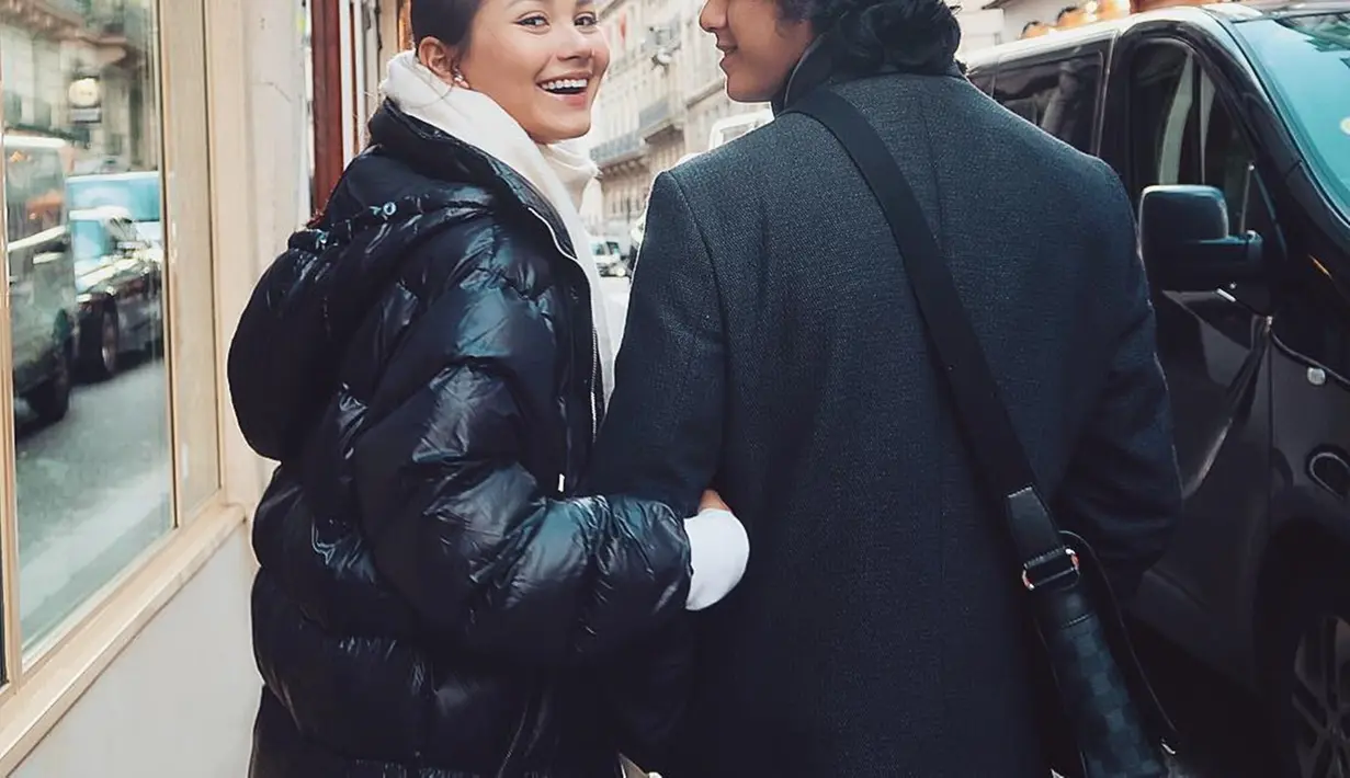 Momen berlibur mereka tidak hanya di Indonesia saja, tetapi juga di negara lainnya. Dalam potret ini, Alyssa dan Al Ghazali kompak menggunakan pakaian hangat bewarna hitam saat menikmati liburan di Paris. (Liputan6.com/IG/alyssadaguise)