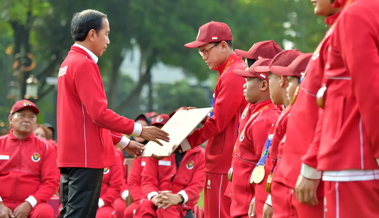 Keberhasilan Kontingen Indonesia menjadi juara umum ASEAN Para Games (APG) 2023 dengan raihan 158 medali emas, 148 perak dan 95 perunggu mendapat apresiasi dari pemerintah melalui Presiden Joko Widodo. Bertempat di Istana Merdeka, Jakarta, Senin (3/7/2023), Presiden Jokowi secara simbolis menyerahkan bonus kepada para atlet, pelatih dan asisten pelatih peraih medali yang dihadiri pula oleh Menpora Dito Ariotedjo, Ketua NPC Indonesia Senny Marbun dan CdM Indonesia untuk APG 2023 Andi Herman serta sejumlah Menteri Indonesia Maju. Total Anggaran yang disediakan senilai lebih dari 320 miliar, dengan rincian Rp525 juta bagi peraih medali emas, Rp315 juta untuk perak dan Rp157,5 juta bagi peraih medali perunggu. (Dok. Sekretariat Presiden)