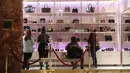Pengunjung berbelanja di toko Ivanka Trump di lobi Trump Tower di New York City, AS (15/12). Toko Ivanka Trump ini menjual tas, perhiasan dan lilin dalam dorongan untuk menjual langsung ke konsumen dan memotong peritel lainnya.  (AFP Photo/Drew Angerer)