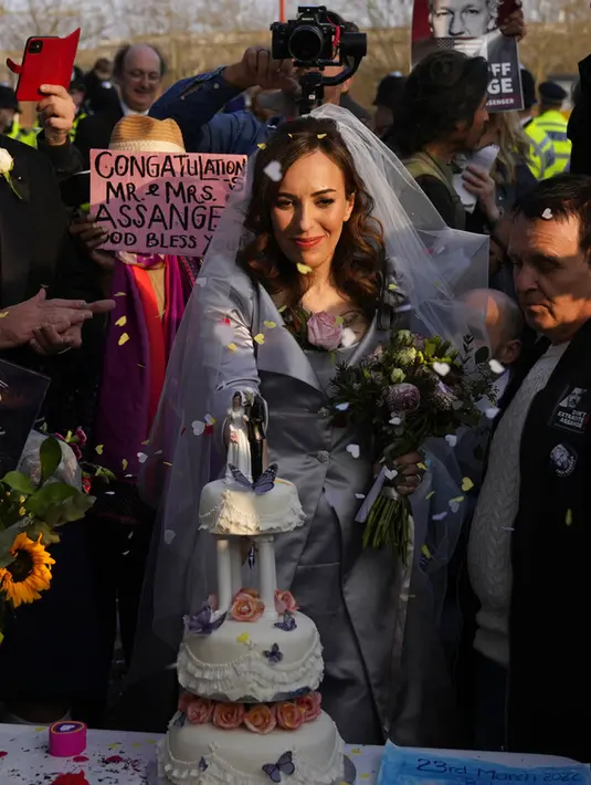 Stella Moris memotong kue pengantin setelah menikah dengan Pendiri WikiLeaks Julian Assange pada layanan pernikahan kecil yang diadakan dalam penjara keamanan tinggi Belmarsh, London, Inggris, 23 Maret 2022. (AP Photo/Matt Dunham)