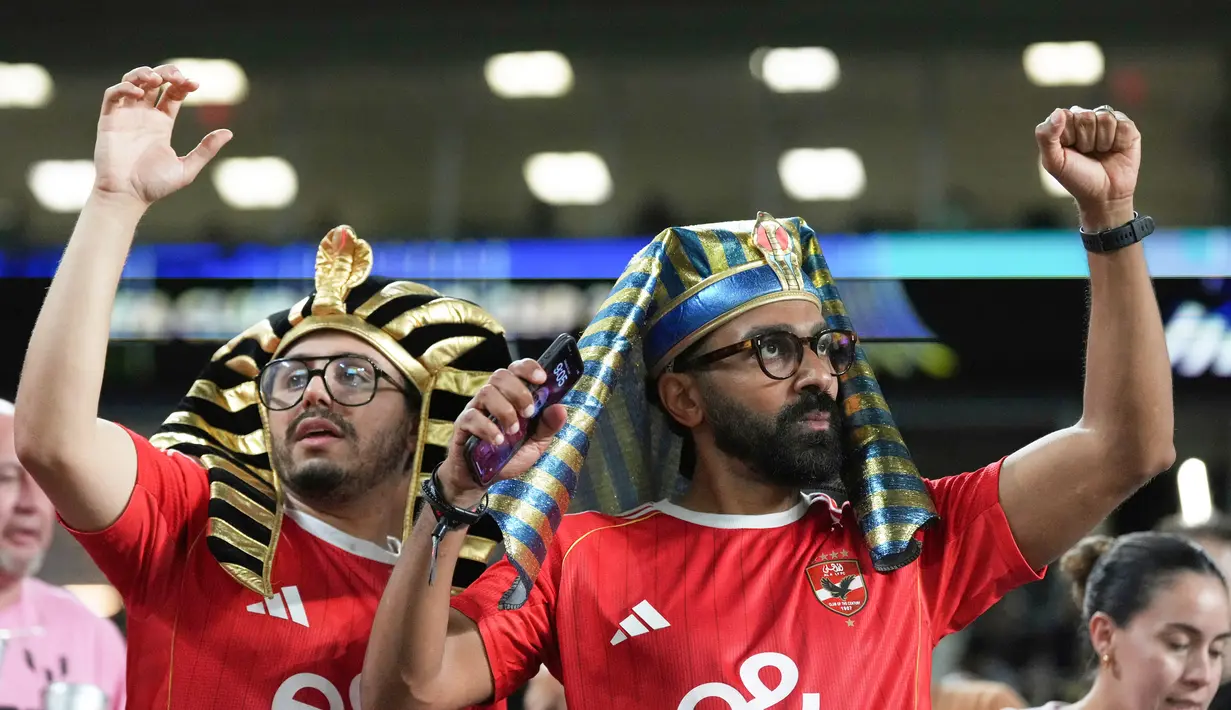 Suporter klub asal Mesir, Al Ahly, mendukung timnya melawan Inter Miami pada pertandingan Piala Dunia Antarklub 2025 di Hard Rock Stadium pada Minggu (15/6/2025). (AP Photo/Rebecca Blackwell)