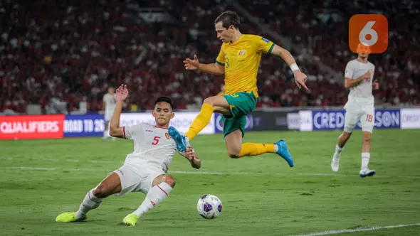 <p>Pemain Timnas Indonesia,&nbsp;Rizky Ridho, berusaha menghadang pemain Australia,&nbsp;Craig Goodwin, pada laga kedua Grup C Kualifikasi Piala Dunia 2026 Zona Asia di Stadion Utama Gelora Bung Karno (SUGBK), Jakarta Pusat, pada Selasa (10/9/2024). (Bola.com/Bagaskara Lazuardi)</p>