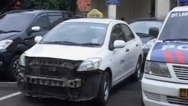 Ugal-ugalan, Kopaja Seruduk Taksi dan Sepeda Motor