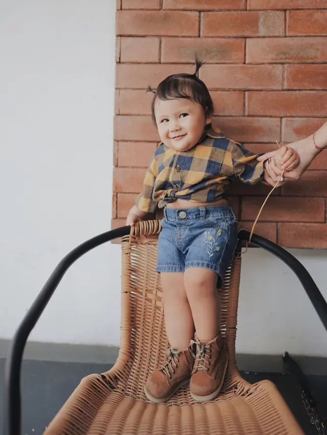6 Gaya Kasual Sea, Anak Ryan Delon dan Sharena yang Menggemaskan