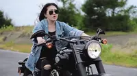 Dengan outfit hitam dibalut outer denim, gaya Via Vallen saat naik motor gede atau mode sukses bikin penggemar terpesona. (Liputan6.com/YouTube/Via Vallen)