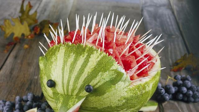 6 Karya Seni dari Semangka Ini Tampak Estetik, Detail Banget