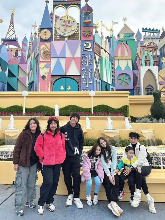 Tak kalah ramai, Andhika Pratama dan Ussy Sulistiawaty memboyong semua buah hatinya liburan di Jepang. Berbagai keseruan dibagikan oleh keduanya lewat media sosial masing-masing. Mulai dari keseruan di Disneyland Tokyo, hingga main salju. Pasanga artis ini begitu bahagia melihat anak-anaknya begitu menikmati liburan kali ini. (Liputan6.com/IG/@andhiiikapratama)