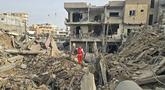 Seorang petugas penyelamat memeriksa puing-puing bangunan yang hancur di lokasi serangan Israel di wilayah Maarakeh, Lebanon selatan, dekat kota pesisir Tyre, pada Sabtu 4 April 2026. Militer Israel mengonfirmasi pada Jumat 3 April 2026 bahwa mereka telah menyerang lebih dari 3.500 target di seluruh Lebanon. (Kawnat HAJU/AFP)