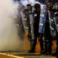 Polisi berjaga saat aksi unjuk rasa di daerah Charlotte, North Carolina, AS, Rabu (21/9). Pengunjuk rasa protes atas penembakan pria kulit hitam yang dilakukan oleh polisi. (REUTERS/Jason Miczek)