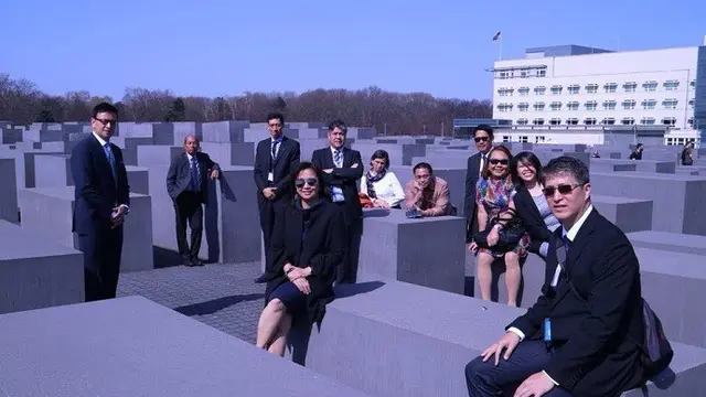 Wakil Presiden Filipina Leni Robredo bersama dengan sejumlah koleganya berpose di Holocaust Memorial