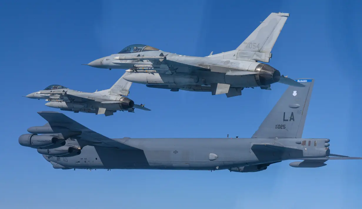 Pesawat Stratofortress B-52H Angkatan Udara Amerika Serikat (bawah) terbang dalam formasi dengan pesawat tempur KF-16 Angkatan Udara Korea Selatan di atas laut barat Semenanjung Korea saat latihan udara bersama di Korea Selatan, Senin (6/3/2023). Amerika Serikat dan Korea Selatan akan melakukan lebih dari 10 hari latihan militer skala besar pada bulan Maret, termasuk pendaratan amfibi, kata pejabat dari kedua negara pada hari Jumat lalu. (South Korea Defense Ministry via AP)