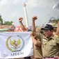 Massa yang menamai diri mereka Asosiasi Pemerintah Desa Seluruh Indonesia (Apdesi) demo di depan Istana (Liputan6.com/ Faizal Fanani)