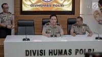 Kadiv Humas Mabes Polri Irjen Pol Muhammad Iqbal (tengah) memberi keterangan terkait penangkapan Andi Arief di Jakarta, Senin (4/3). Polisi mengamankan barang bukti berupa alat pakai. (Liputan6.com/Faizal Fanani)