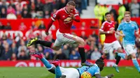 Pemain Manchester City, Bacary Sagna (bawah), berebut bola dengan pemain Manchester United, Wayne Rooney, dalam lanjutan Liga Premier Inggris di Stadion Old Trafford, Inggris, Minggu (25/10/2015). (Reuters/Eddie Keogh)