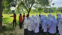 Tagana Kemensos memberikan edukasi tanggap bencana kepada siswa SMP Negeri 2 Nisam, Kabupaten Aceh Utara, Provinsi Aceh. (Liputan6.com/Dicky Agung Prihanto)