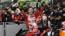 Pembalap Ducati, Andrea Dovizioso berselebrasi usai berhasil memenangkan seri pembuka MotoGP di Sirkuit Internasional Losail di Doha, Qatar (10/3). Ini kemenangan kedua beruntun Dovizioso di MotoGP Qatar. (AP Photo/Hanson Joseph)