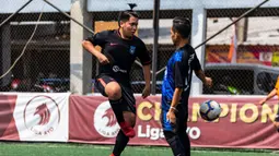 Pemain mengontrol bola saat laga final Pertamax Liga Ayo Mini Football Tangerang di Lapangan Sabnani Park, Tangerang, Minggu (25/8). PSPG berhasil menang atas Persepon melalui adu penalti. (Dokumentasi)