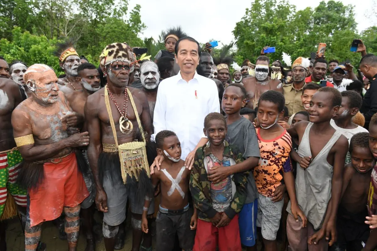 Presiden Joko Widodo atau Jokowi saat berkunjung di Kampung Ewer, Kabupaten Asmat, Papua Selatan, pada Kamis (6/7/2023).