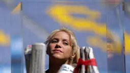 Penyanyi Kolombia, Shakira saat menghadiri acara amal bersama Barcelona FC di Stadion Camp Nou, Barcelona di Spanyol, Selasa (28/3). Duta UNICEF itu akan membangun sekolah bekerja sama dengan klub Barcelona dan Yayasan La Caixa.(AP Photo/Manu Fernandez)