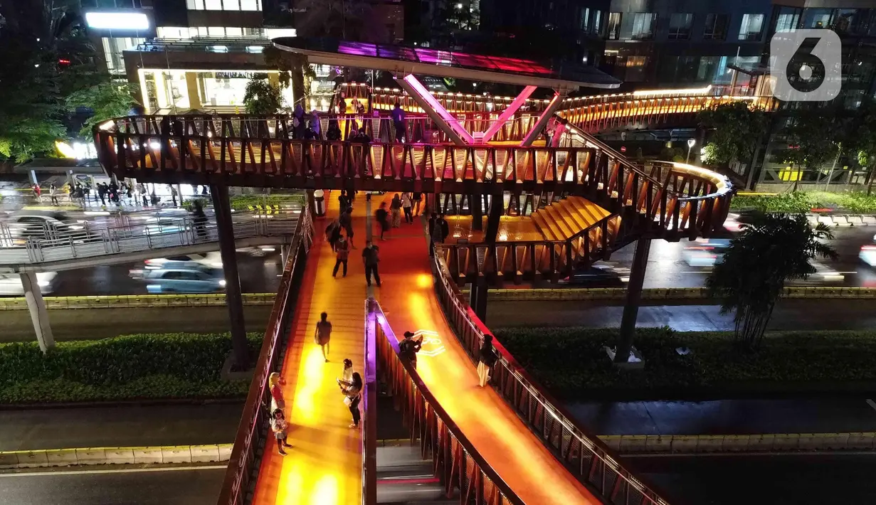 Foto udara JPO Kapal Pinisi di Jakarta, Jumat (11/3/2022). JPO berkonsep Kapal Pinisi kini resmi beroperasi untuk digunakan pejalan kaki dan pengendara sepeda yang hendak melintas, JPO tersebut difasilitasi lift dan menyajikan pemandangan perkotaan. (Liputan6.com/Herman Zakharia)
