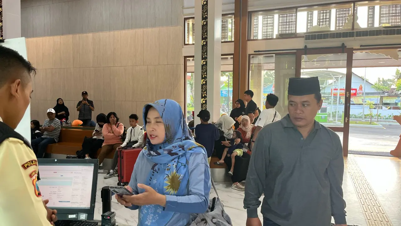Para penumpang lakukan bording sebelum naik ke dalam kereta api di Staisun Banyuwangi Kota (Istimewa)