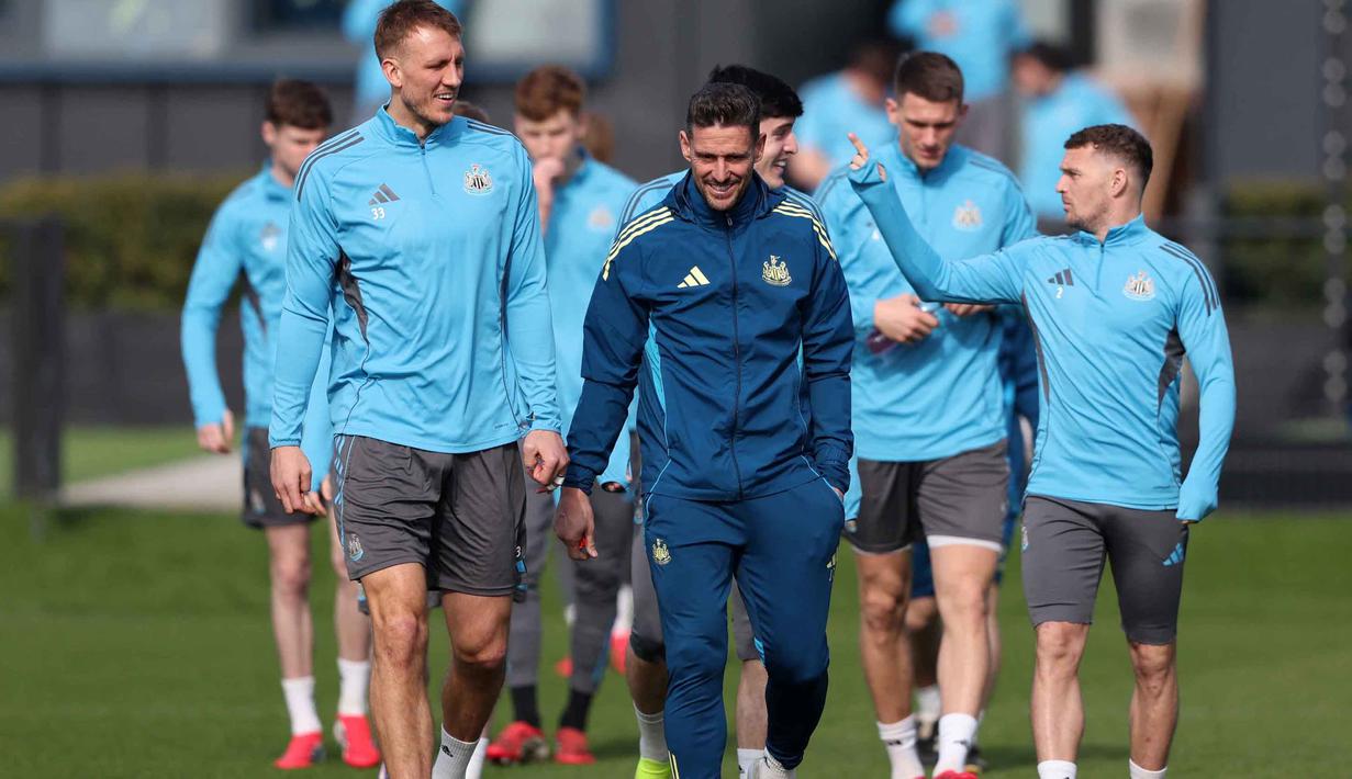 Sebagaimana diketahui, The Magpies baru-baru ini menderita kekalahan kandang 3-2 dari Everton di Premier League, mengalahkan Manchester United 2-1 dengan 10 pemain, dan dikalahkan 3-1 oleh Manchester City di Piala FA. Tampak dalam foto, bek Newcastle United asal Inggris, Dan Burn (kiri), berbicara dengan asisten pelatih Newcastle United, Jason Tindall selama sesi latihan tim di pusat pelatihan Darsley Park di Newcastle upon Tyne, pada Senin 9 Maret 2026. (SCOTT HEPPELL/AFP)