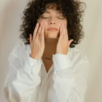 Ingin tampil glowing saat kencan valentine? berikut tips perawatan wajah yang bisa dilakukan di rumah. [pexels/olharuskykh]