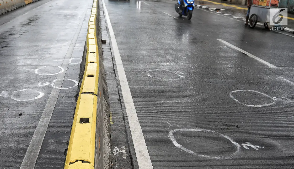 Lokasi penembakan perwira TNI AD Letkol Dono Kuspriyanto di Jatinegara, Jakarta, Rabu (26/12). Polisi menemukan sembilan selongsong peluru dari lokasi kejadian. (Liputan6.com/Faizal Fanani)