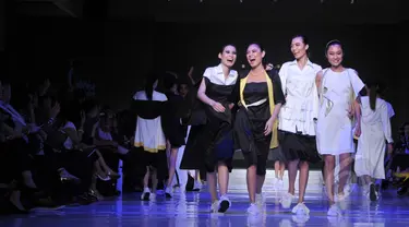 Para model tampil membawakan busana edisi Spring/Summer 2015 di show tunggal ISIS pada ajang Jakarta Fashion and Food Festival di Jakarta, Rabu (20/5). Rancangan Amot Syamsuri dan Andrea Risjad ini bertema "The City". (Liputan6.com/Herman Zakharia)