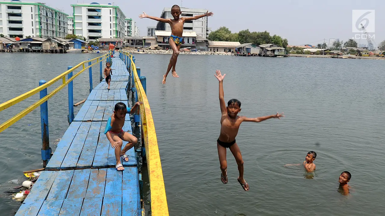 Berenang di Tanggul Laut Muara Baru