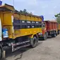 Sejumlah truk sampah milik DLHK Kota Depok terparkir di TPA Cipayung, Kota Depok. (Liputan6.com/Dicky Agung Prihanto)