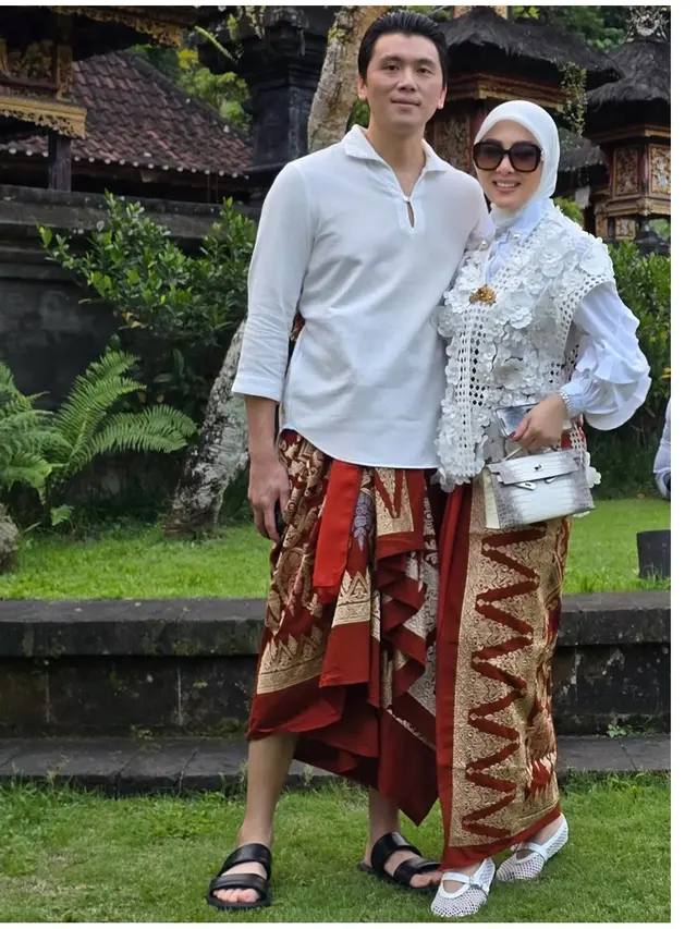 6 Gaya Syahrini Hadiri Acara di Bali, Anggun Pakai Blus dan Outer Renda Putih