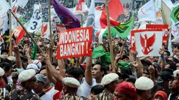 Dengan membawa spanduk bertuliskan Indonesia Bangkit, para peserta kampanye meneriakkan dukungannya pada pasangan Capres Nomor 1 (Liputan6.com/Faizal Fanani) 