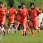  Pemain Persija berlari saat latihan di National Youth Training Centre, Sawangan, Depok, Rabu (17/2/2016). Jelang berlaga di turnamen Piala Bhayangkara 2016, Persija akan menggunakan pelatih asal Brasil, Paulo Camargo. (Liputan6.com/Helmi Fithriansyah)