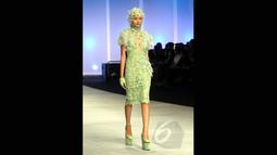 Seorang model tampil dalam pagelaran Indonesia Fashion Week 2015 karya Ivan Gunawan bertema "Thalassa" di JCC Senayan, Jakarta, Kamis (26/2). (Liputan6.com/Panji Diksana)