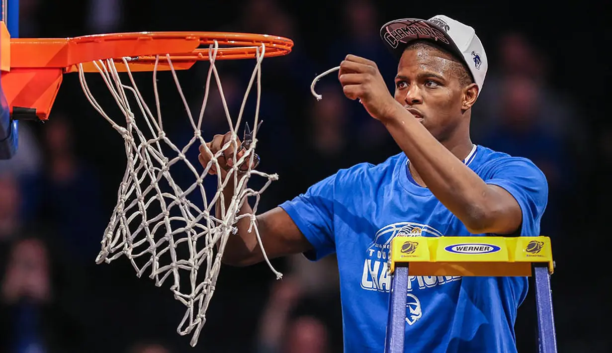 Pebasket Seton Hall Pirates, Isaiah Whitehead, memotong jaring usai memenangi laga Big East Conference melawan Villanova Wildcats di Madison Square Garden, Amerika Serikat. (Reuters/Vincent Carchietta)
